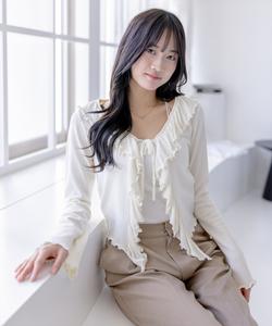 Длинный кардиган с оборками, связанный спицами.