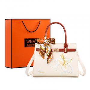 Синтетическая кожаная сумка через плечо женская экрю/абрикос Vigno, красная вышивка в технике тысяча игл