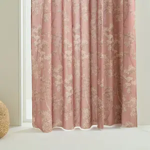 Штора изготовлена ​​из многофункциональной системы Mersey El Corte Inglés, котел