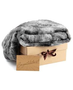 Подарочный набор Думаю о тебе премиум-класса: мягкий и пушистый плед из плюша Minky с открыткой Думаю о тебе - 50 x 65 дюймов - цвет Гармония баклажан Chanasya, Congratulations-wolf gray
