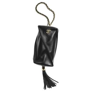 CHANEL Чёрная женская клатч из овчины с золотистой фурнитурой