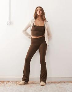 Спортивные бесшовные эластичные леггинсы-клеш Weekday дни, комбинируемые и сочетаемые, темно-коричневого цвета