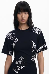 Асимметричное платье с цветочным рисунком, идеально подходящее для свадеб, приемов и торжественных мероприятий.