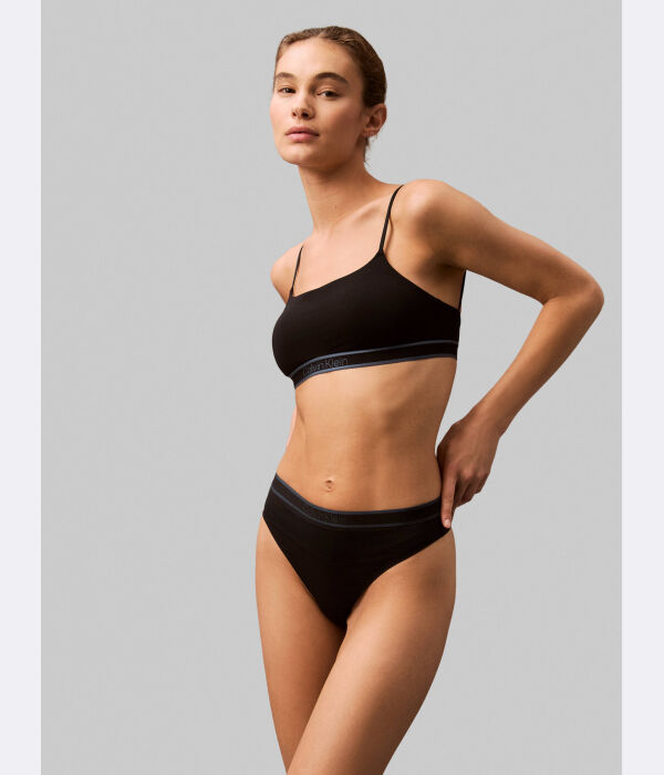 

Стринги Calvin Klein Underwear с поясом, черный