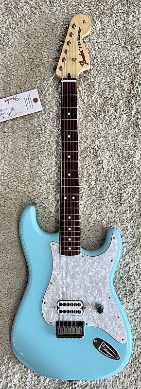 

Электрогитара Fender Limited Tom Delonge Blink 182 Stratocaster w/Bag, Daphne Blue 7.5lbs!