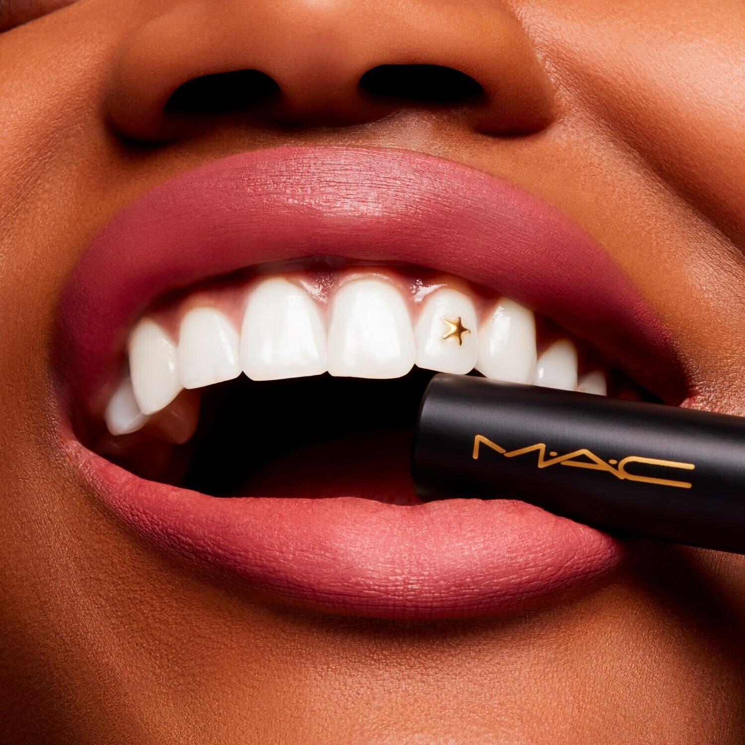 Помада для губ powder kiss velvet blur slim stick Mac, peppery pink, вес 2 гр. — фото 4