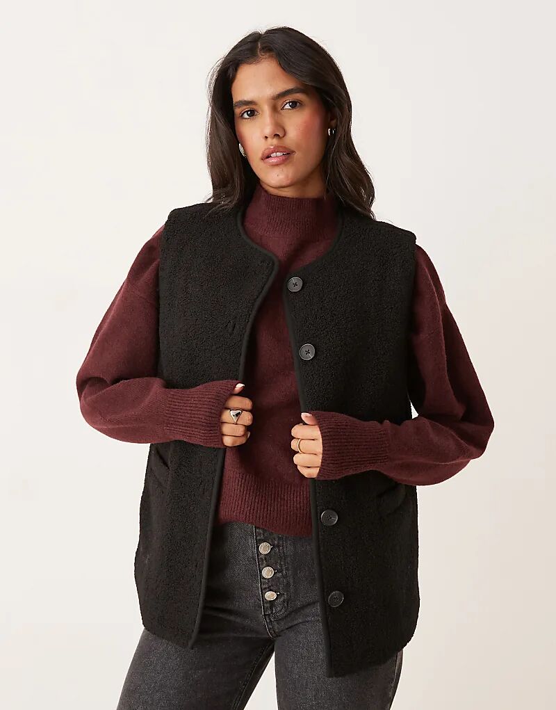 

Жилет «Nobody's Child» застегивается на пуговицы и имеет черный цвет.