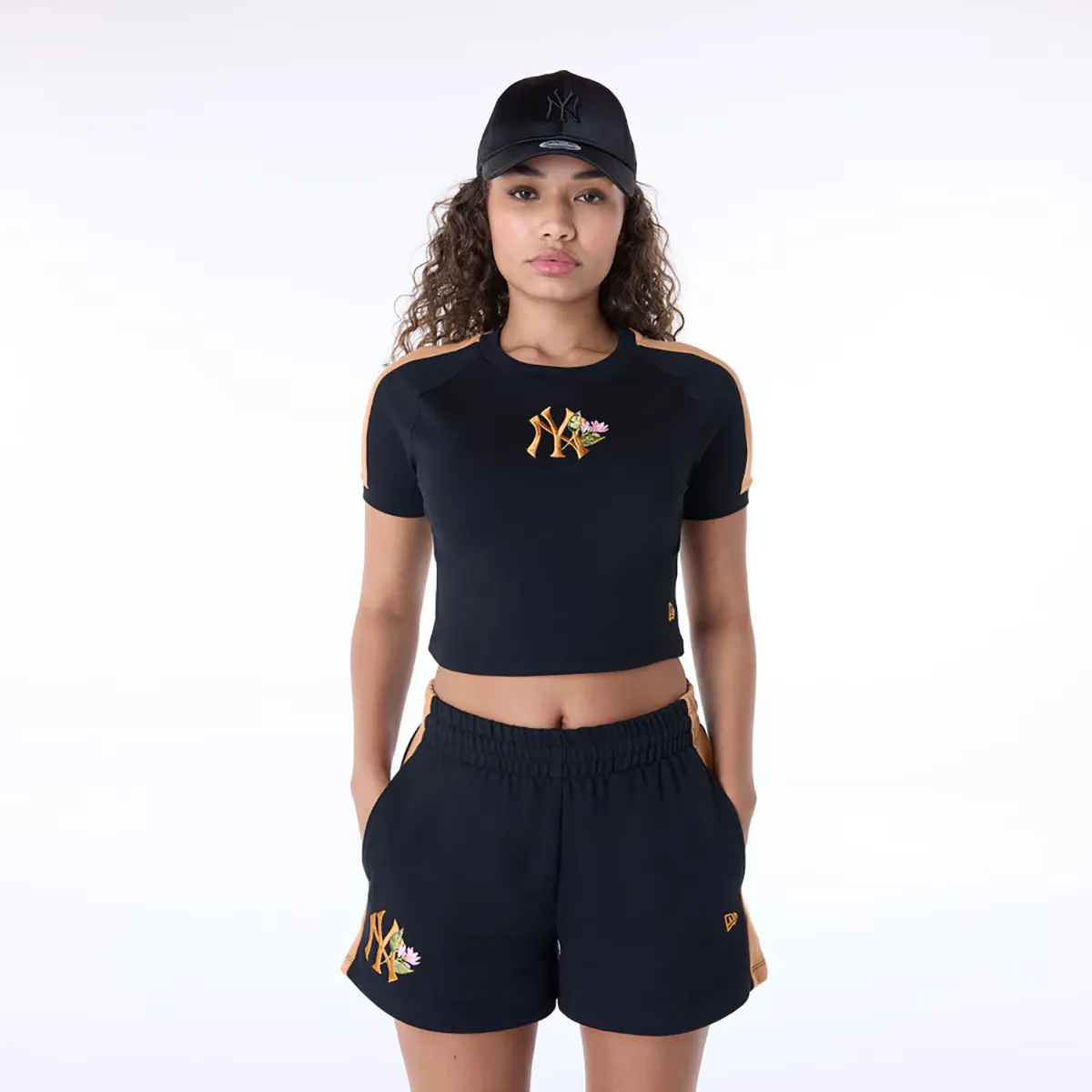 

Футболка кроп для женщин New York Yankees MLB Floral New Era, черный