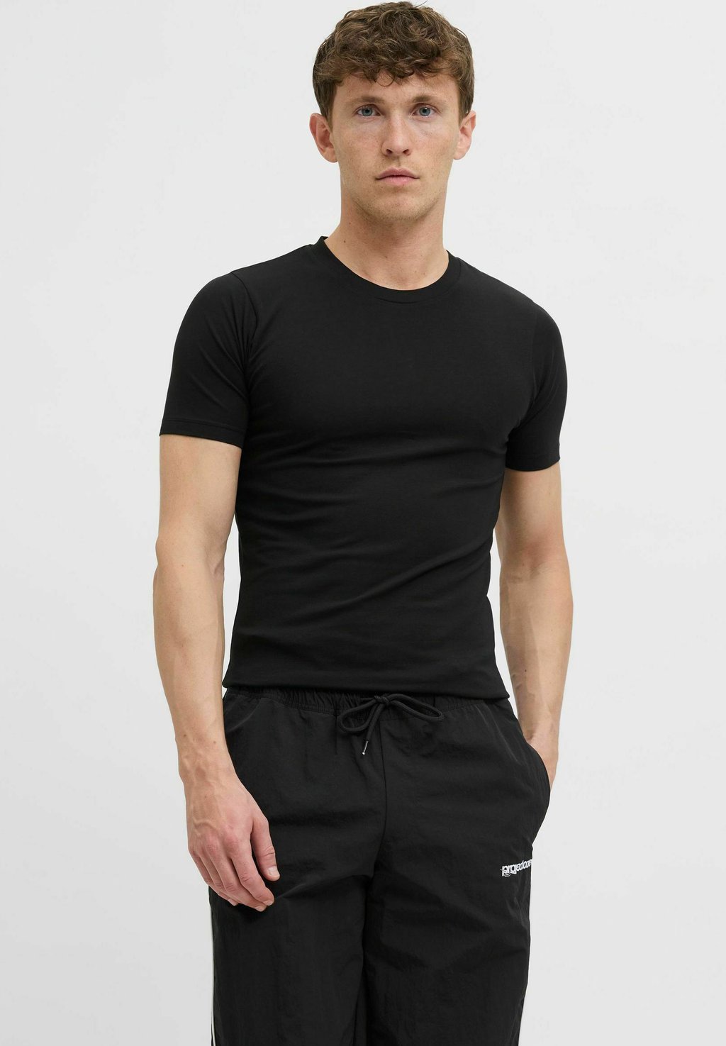 

Базовая футболка 2ER-PACK Jack & Jones, черный