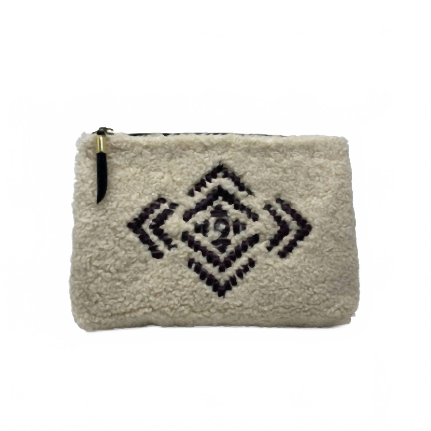 

Saroj International Большой клатч из овчины натурального цвета