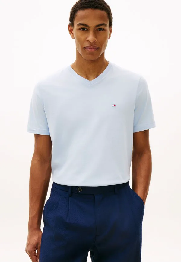 Футболка с v-образным вырезом и вышивкой флага, базовая футболка Tommy Hilfiger, Breezy Blue