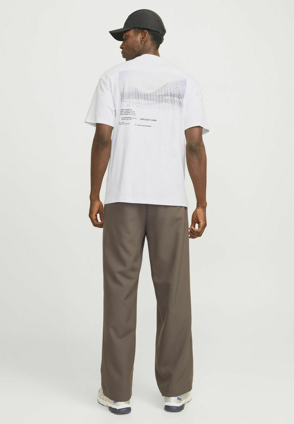 

Футболка с принтом RUNDHALSAUSSCHNIT Jack & Jones, молочный