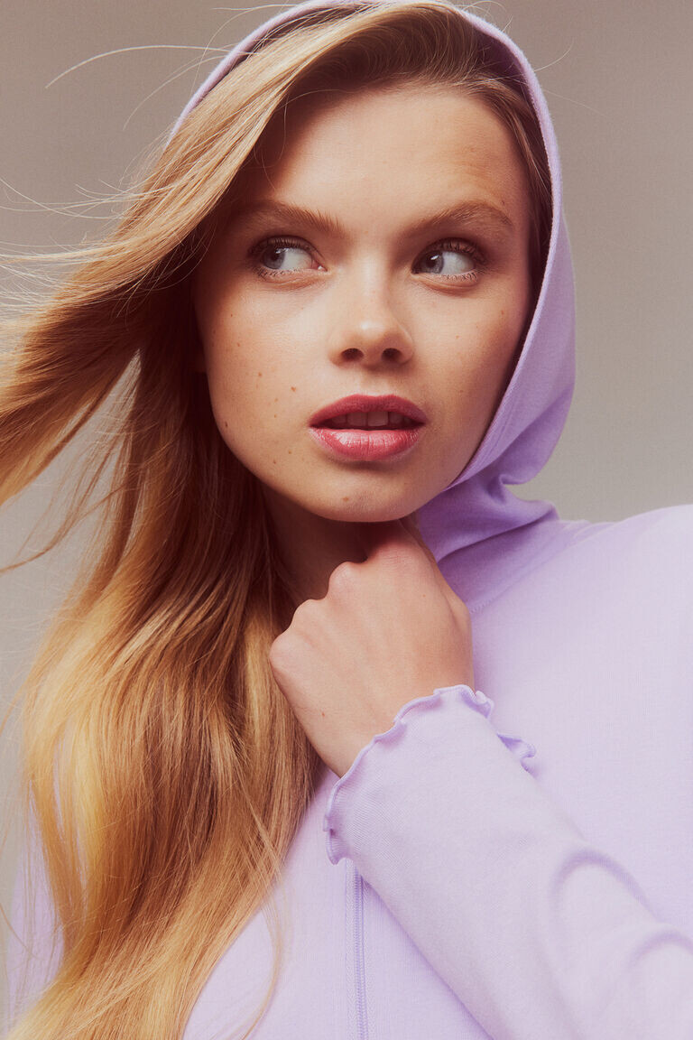 

Укороченное худи на молнии H&M, фиолетовый