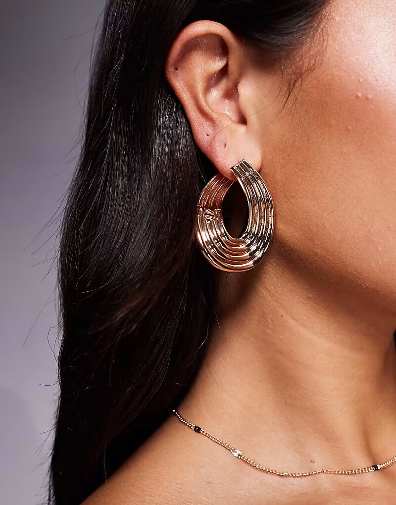 

Серьги-гвоздики Zorraa с ребристым узором из золота Aldo