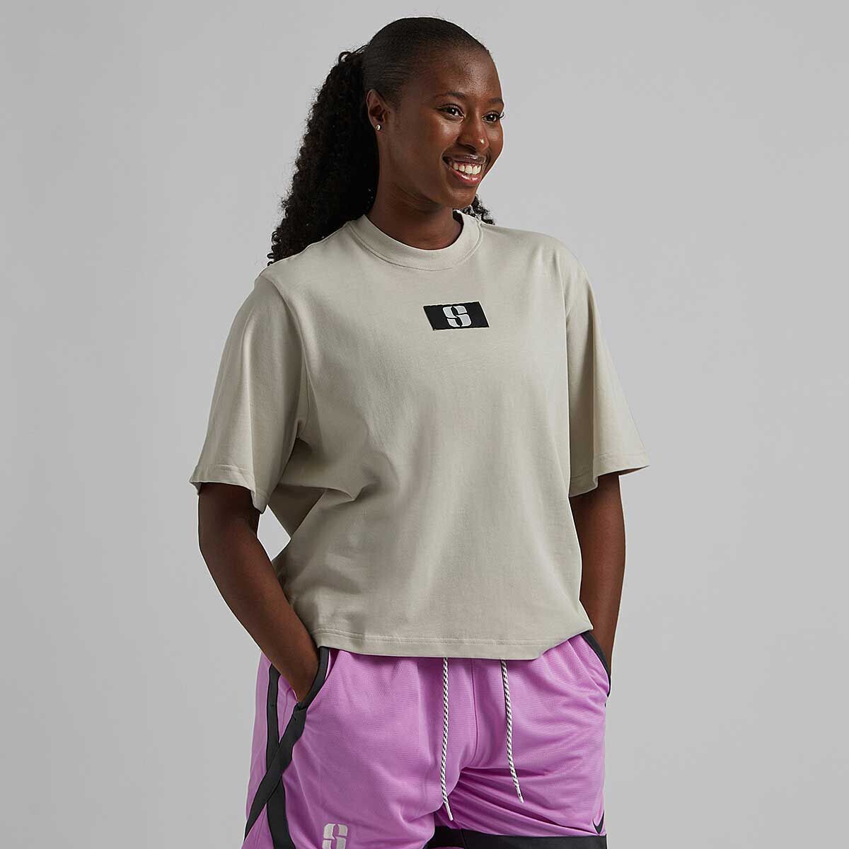 

Футболка W NK SABRINA IONESCU BOXY T-SHIRT Nike, цвет Knochenbeige