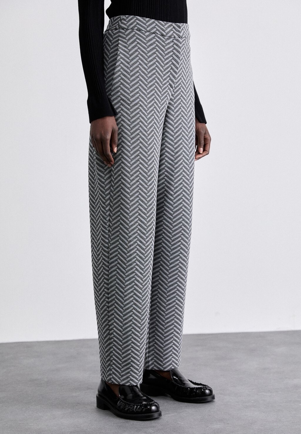 

Брюки PANTALONI Emporio Armani, серый
