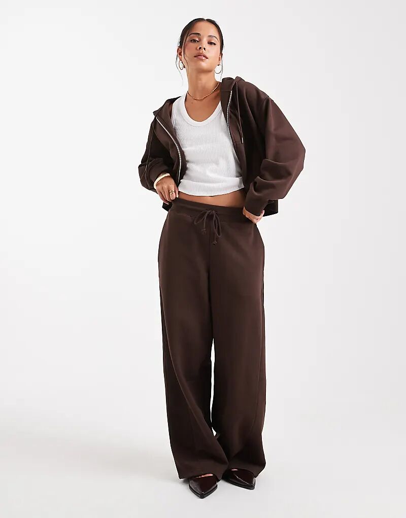 

Джоггеры ASOS DESIGN свободного кроя с защипом и декоративными швами шоколадно-коричневого цвета