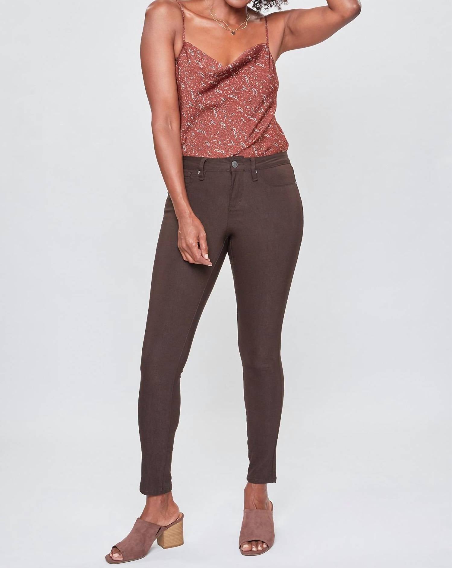 

Джинсы скинни Hyperstretch в цвете Clove YMI