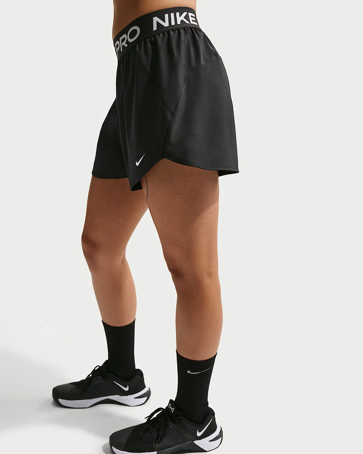 Женские шорты Nike Pro Dri-FIT из ткани с подкладкой-трусиками, средняя посадка, 3", Black/White — фото 3