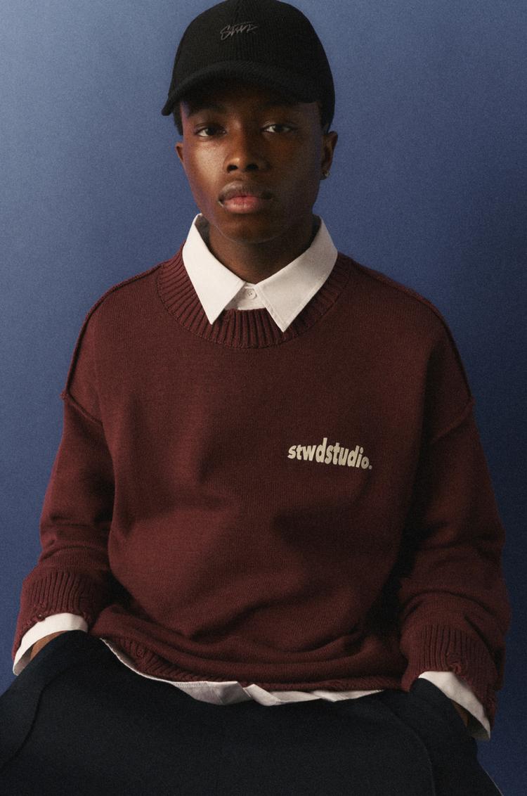 

Рваный джемпер с заклепками Pull And Bear, бургундия