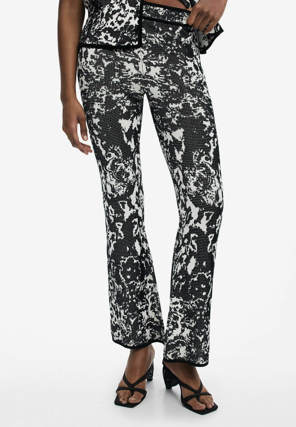 

Брюки PRINTED Desigual, черный