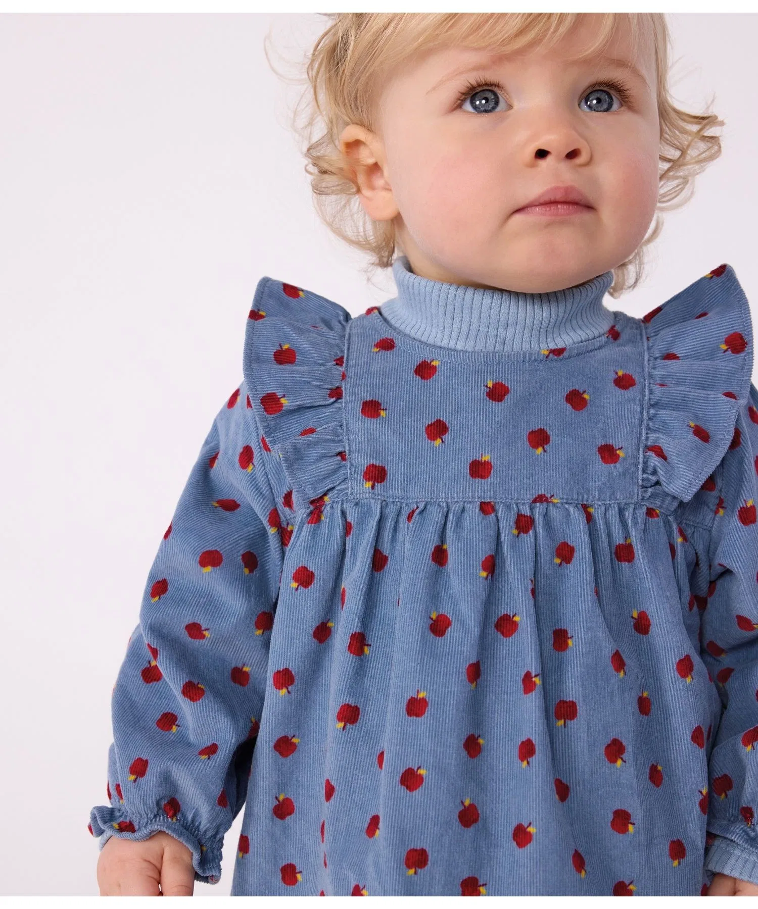 Детское хлопковое платье с яблоками PETIT BATEAU светло-голубое — фото 3