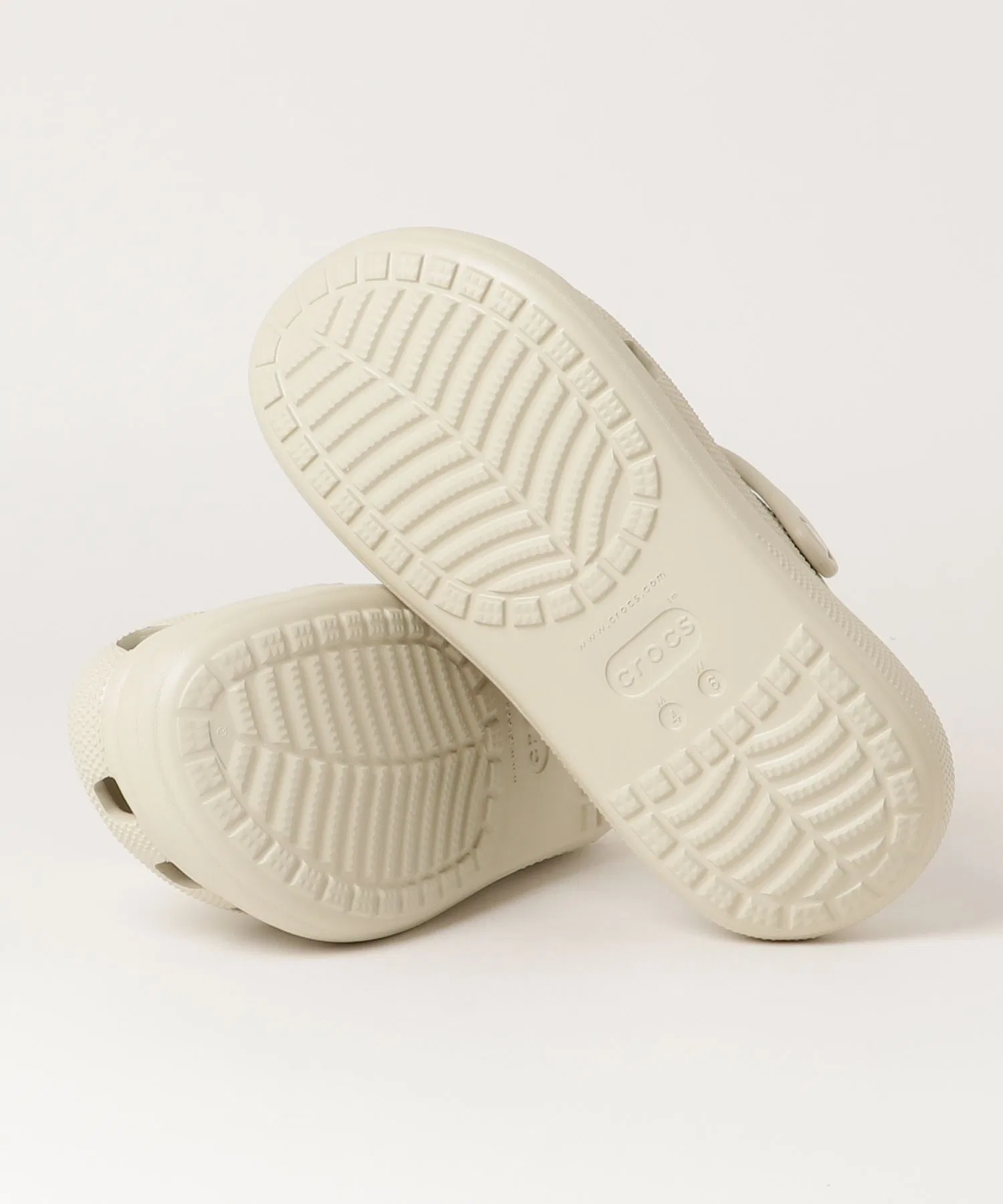 Унисекс сандалии Crocs CLASSIC CRUSH CLOG на платформе бежевые — фото 3