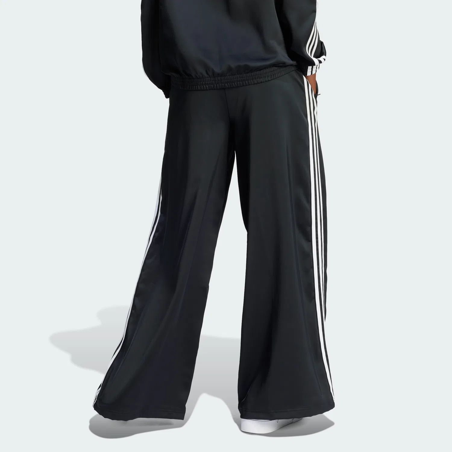 Женские атласные широкие спортивные брюки Adicolor чёрные от Adidas — фото 2