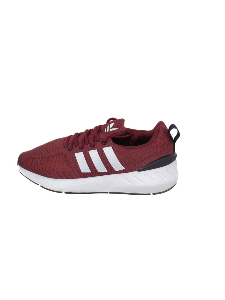 

Кроссовки на шнуровке adidas, красный