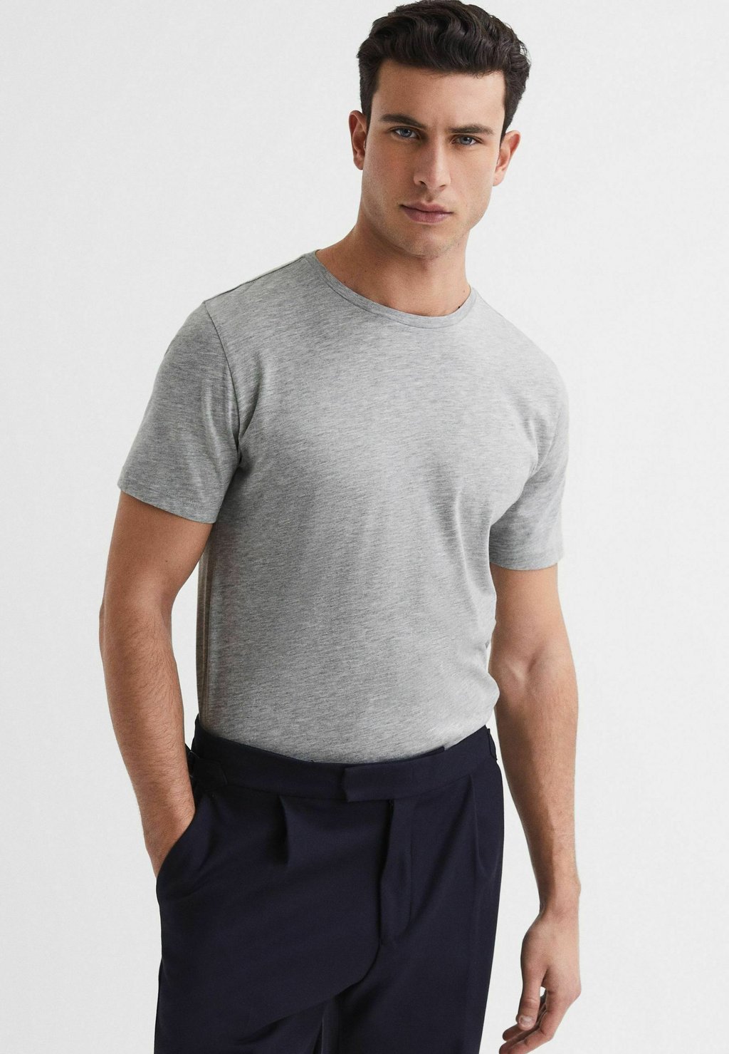 

Базовая футболка REGULAR FIT BLESS CREW NECK Reiss, серый