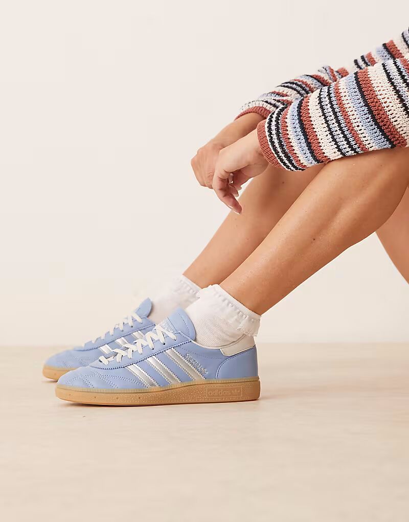 Кроссовки Adidas Originals Handball Spezial с синей и белой строчкой и резиновой подошвой