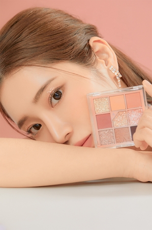 Палитра теней для век Unleashia Glitterpedia Eye Palette, No.3 All of Coral Pink 6,2 g — фото 4