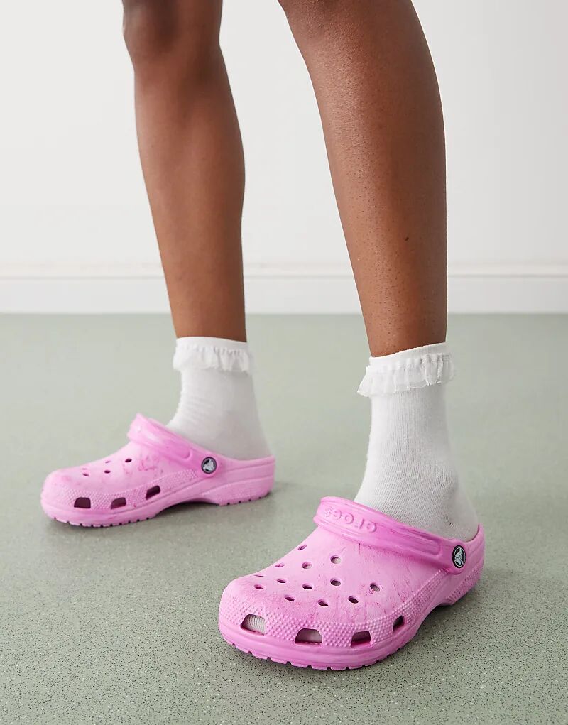 Классические мраморные сабо Crocs розового цвета — фото 3