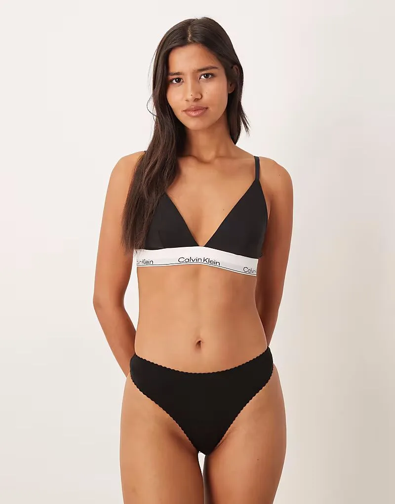Треугольный бюстгальтер-топ Calvin Klein Icon из хлопка и модала черного цвета с подкладкой — фото 2