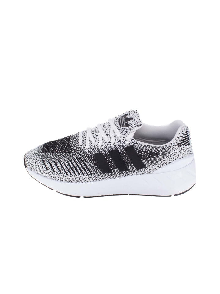 

Кроссовки на шнуровке adidas, белый