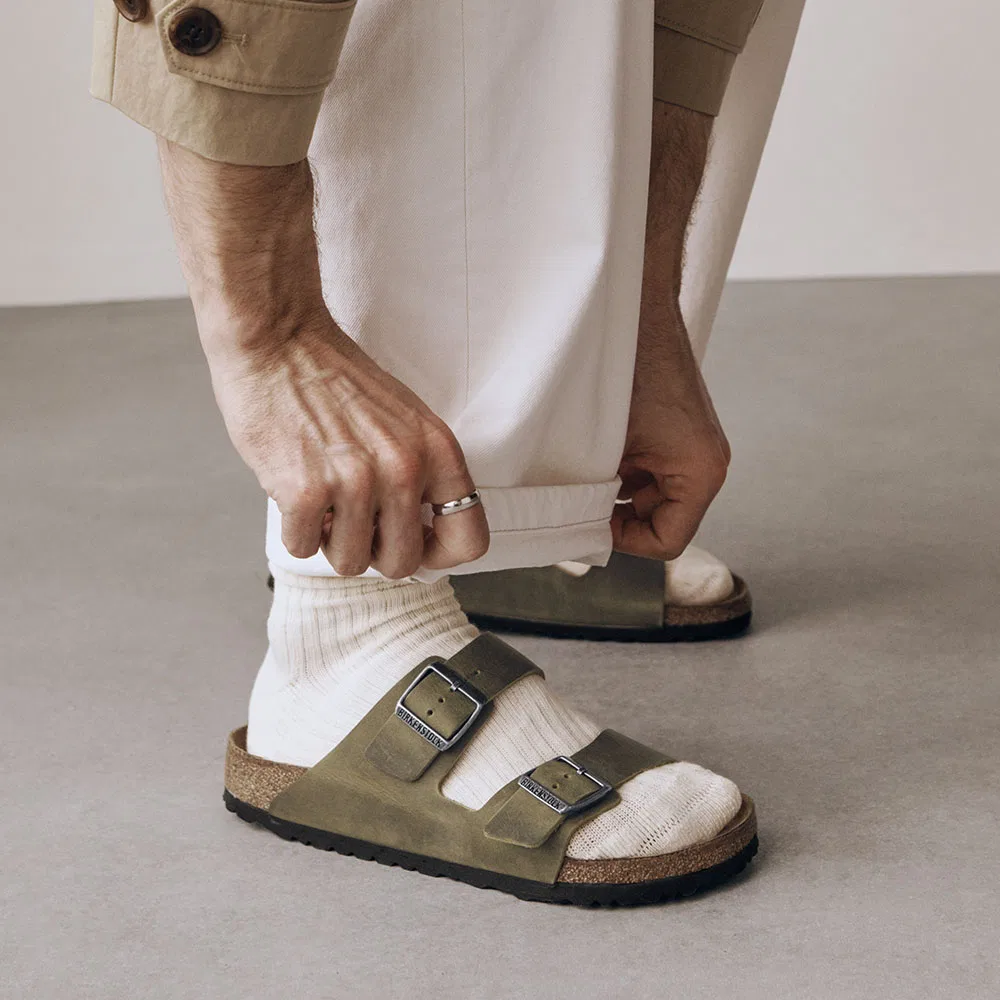 Мужские узкие шлёпанцы Arizona SFB LeoI цвета хаки от Birkenstock