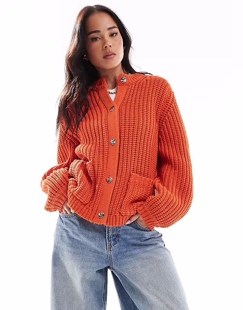 

Кардиган ASOS DESIGN объемной вязки с золотыми пуговицами оранжевого цвета