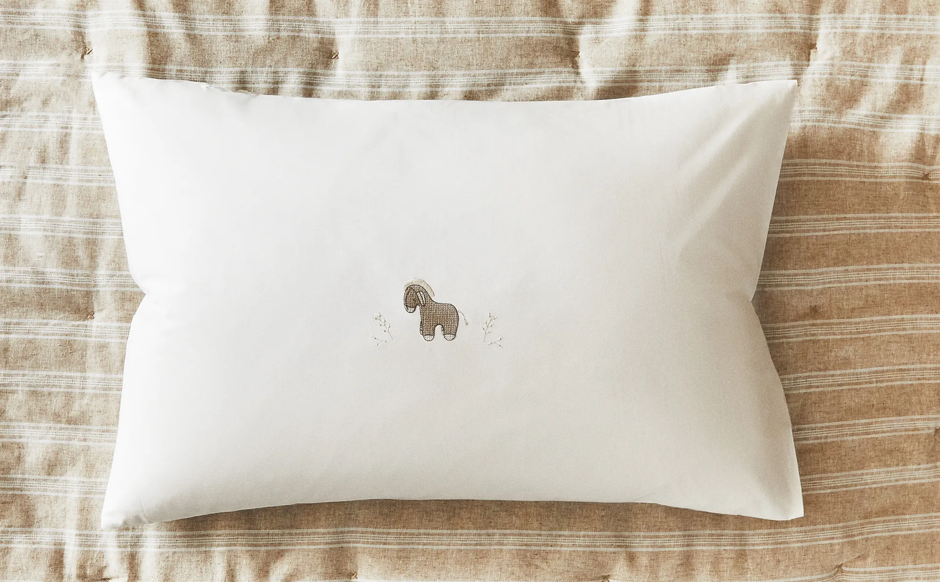 

Детская наволочка с вышивкой в ​​виде ослика Zara Home, тауп-коричневый