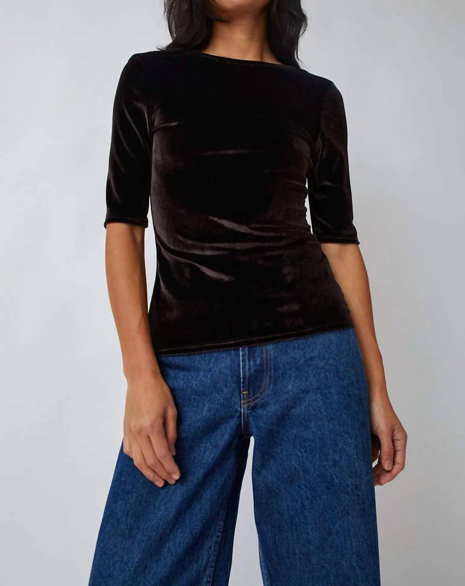 

Футболка с вырезом на спине в коричневом цвете Shop Amomento