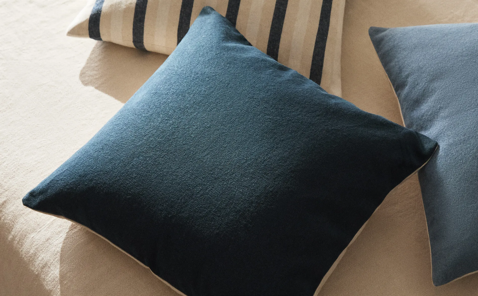 

Однотонный хлопковый чехол на подушку Zara Home, средне-синий