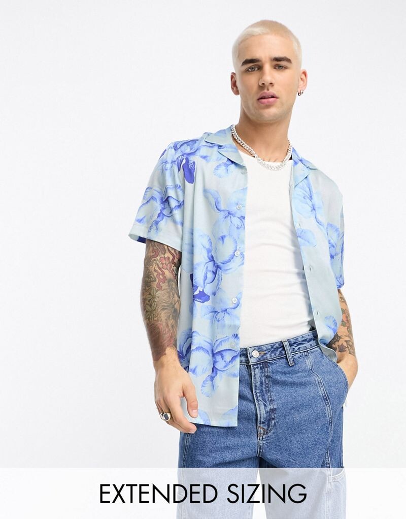 

Синяя атласная рубашка с цветочным принтом ASOS DESIGN revere
