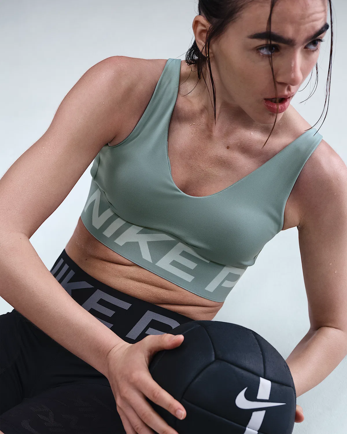 Женский спортивный бюстгальтер Nike Pro Indy Plunge со средней поддержкой и чашками, Cannon/Jade Ice/White — фото 3