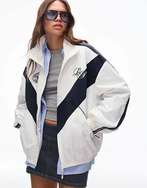 

Белая техническая куртка с вышивкой Bershka