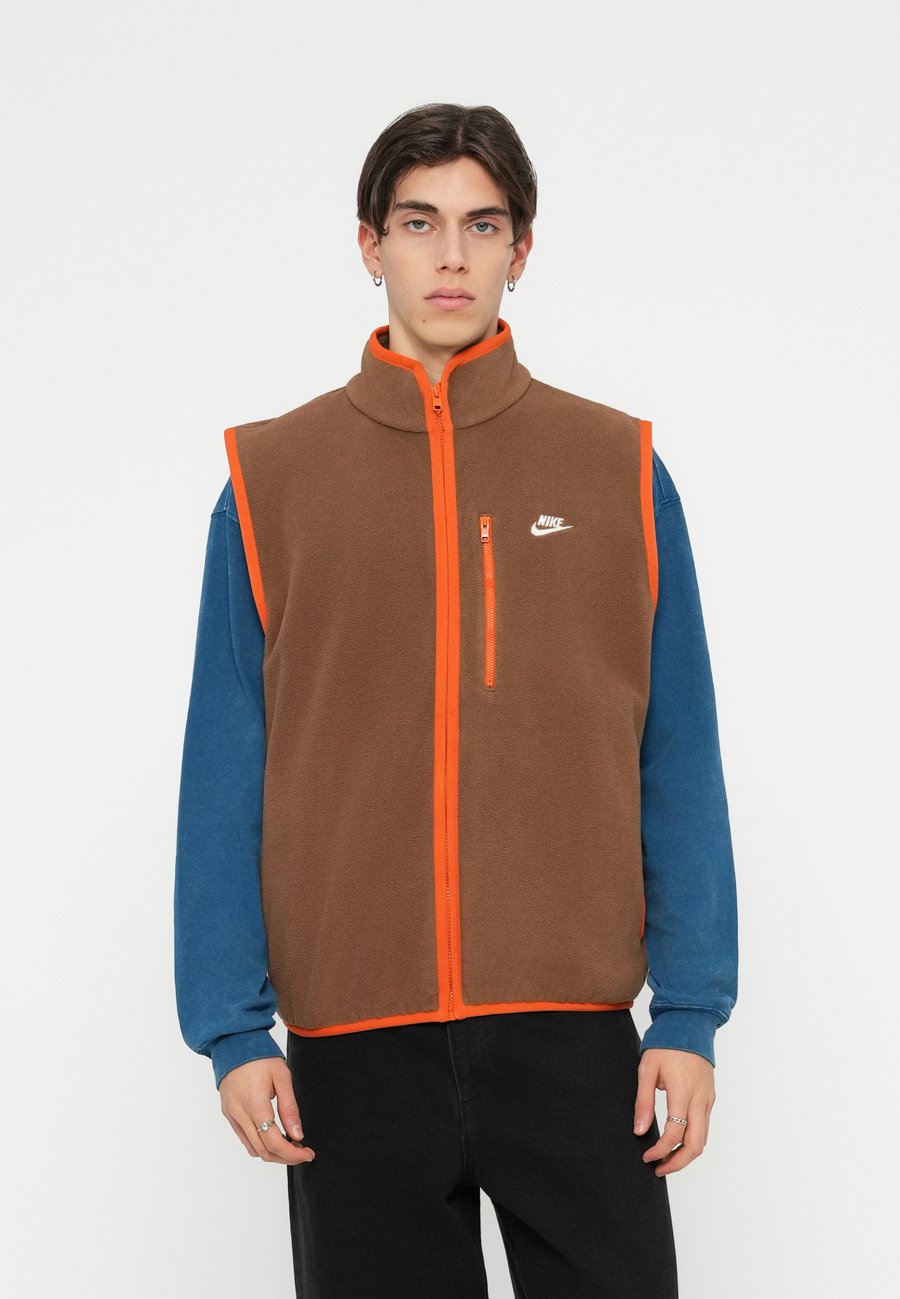 Куртка Nike Sportswear CLUB VEST, Mosswood Brown/Campfire Orange/White/Beige — фото 4