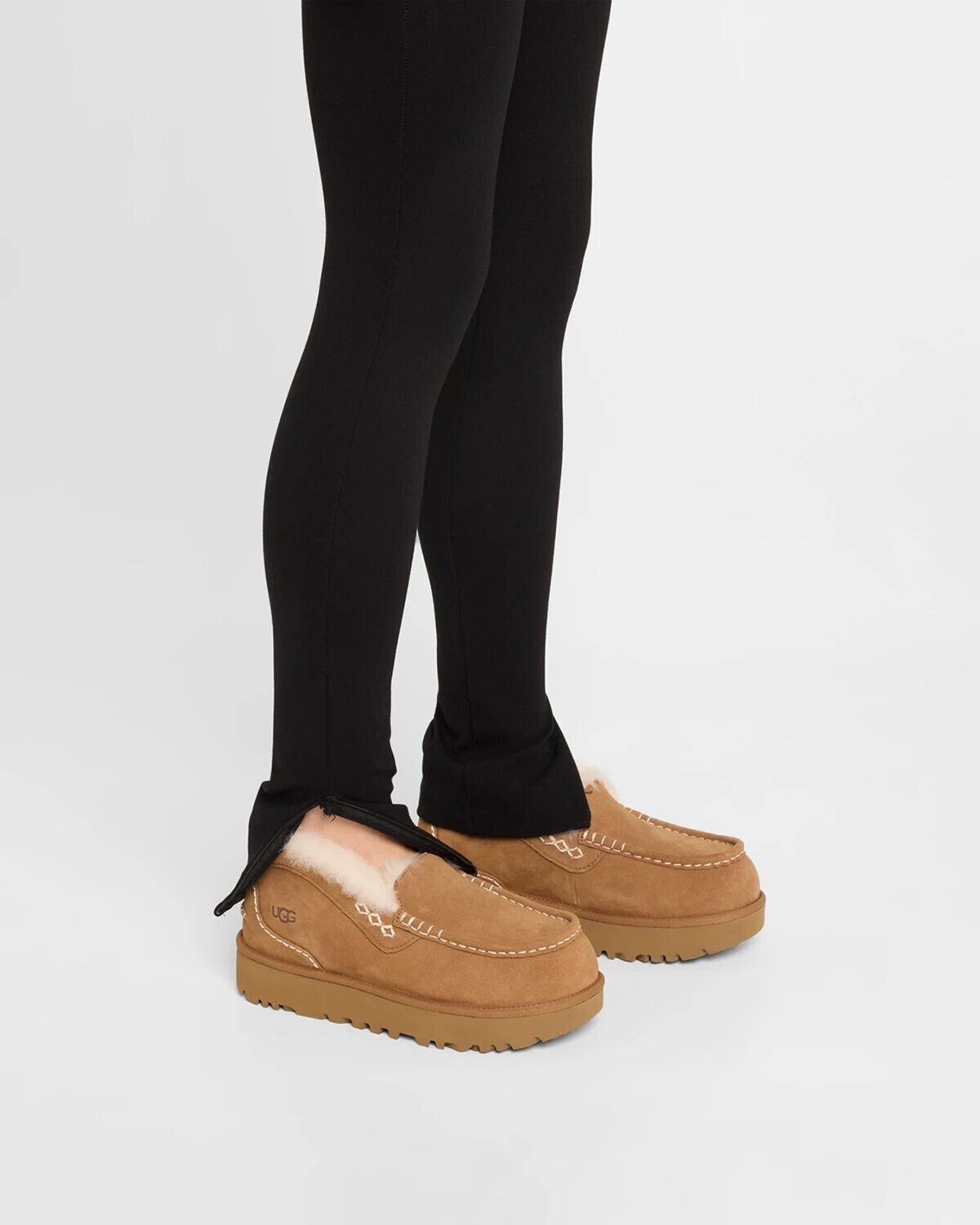 Замшевые лоферы из овчины Ansley Ugg, цвет Chestnut — фото 2