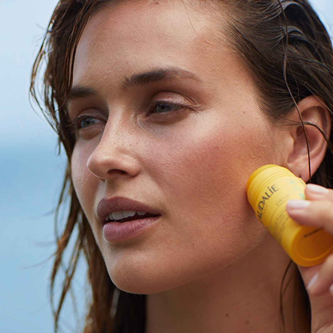 Солнцезащитный крем vinosun protect vinosun protect invisible stick spf50 Caudalie, вес 15 гр. — фото 4