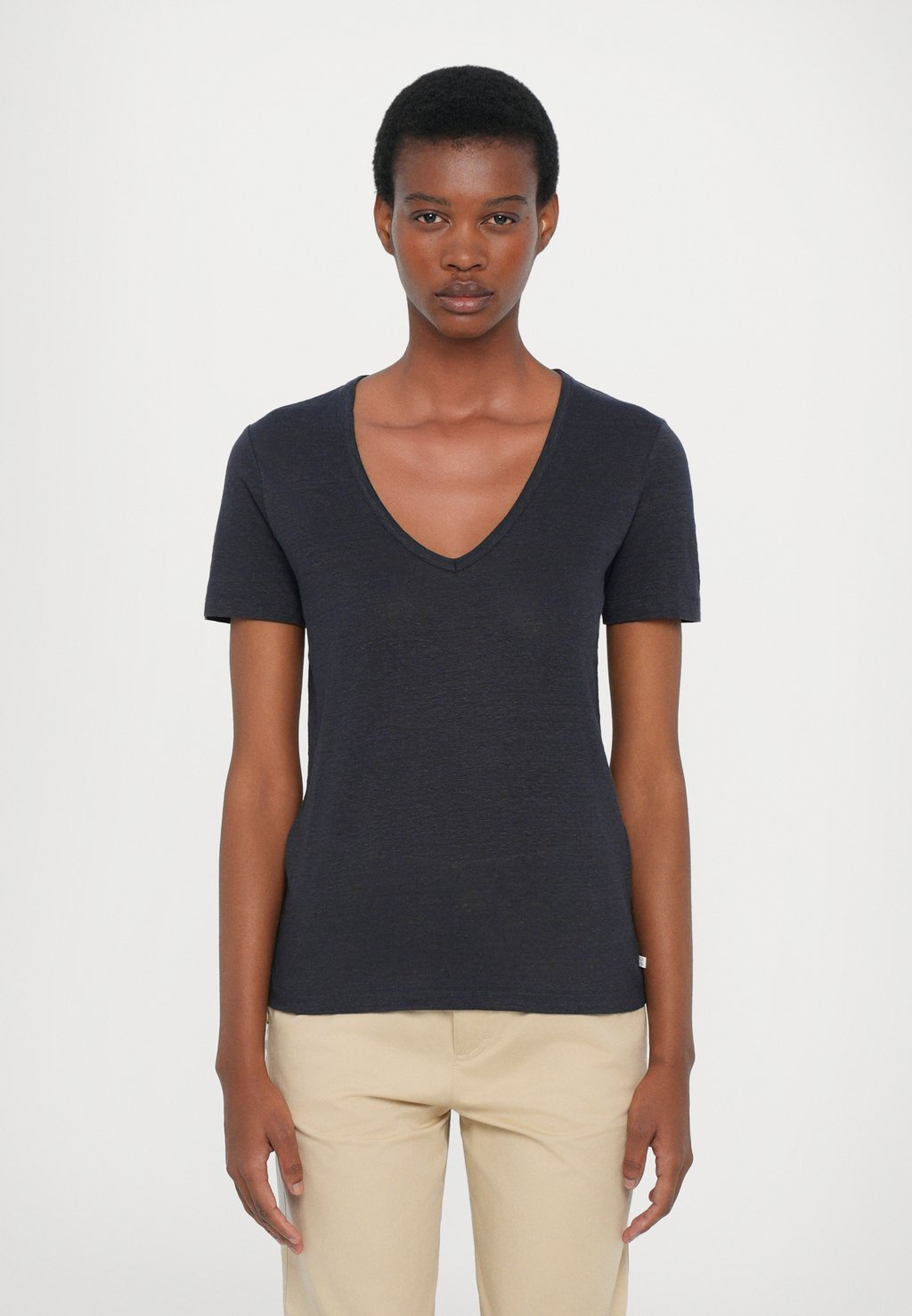 

Базовая футболка V NECK CLOSED, темно-синий
