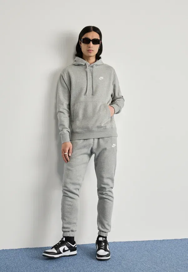 Толстовка Nike Sportswear Club Fleece, серый хизер/матовый серебристый/белый — фото 2