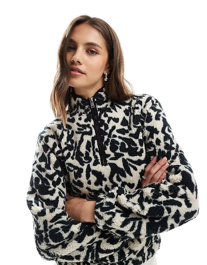 

ONLY флисовый свитшот с застежкой-молнией на половину длины с черно-белым принтом