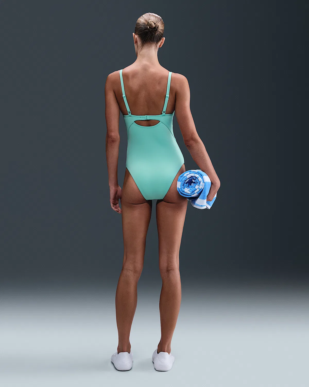 Женский цельный купальник Nike Swim Effortless Essential с V-образным вырезом, Bleached Turquoise — фото 4